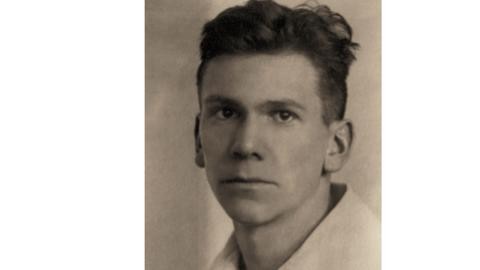 Porträt von Theodor Kynast (1904-1940), ermordet in Grafeneck. Das Bild zeigt einen jungen Mann mit dunklen Haaren und dunklen Augen. Er trägt ein weißes Oberteil und schaut traurig.